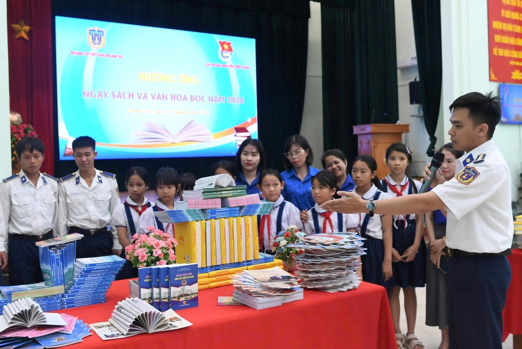 C&aacute;n bộ Hải đo&agrave;n 32 giới thiệu s&aacute;ch hay