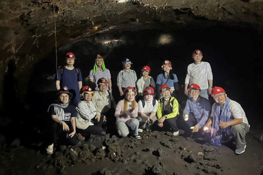 Đo&agrave;n đại biểu đi thực địa tại Hang C3,C4 thuộc x&atilde; Nam Đ&agrave;, tỉnh L&acirc;m Đồng.