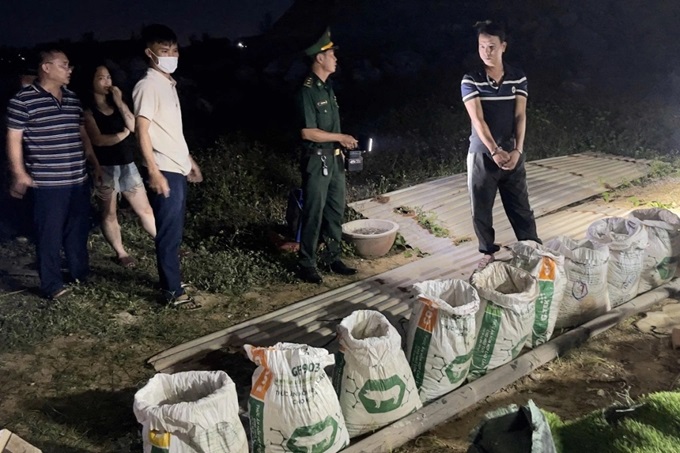 Thu giữ 377kg chất rắn nghi là thuốc nổ
