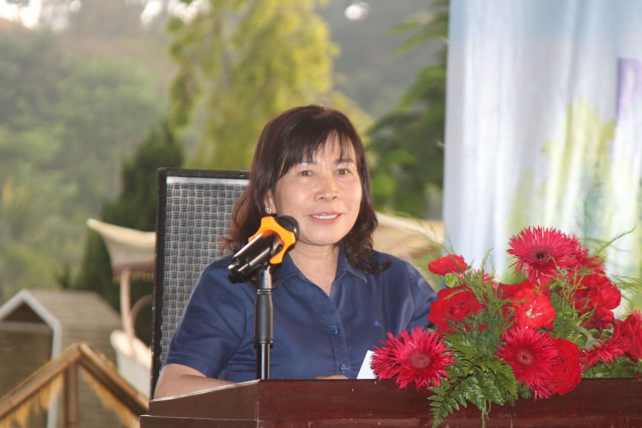 Đồng ch&iacute; H&agrave; Thị Hạnh, Ủy vi&ecirc;n Ban Thường vụ Tỉnh ủy, Ph&oacute; Chủ tịch Ủy ban MTTQ Việt Nam tỉnh ph&aacute;t biểu tại lễ k&yacute; giao ước thi đua