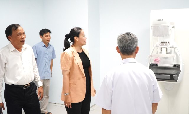 Nhiều m&aacute;y m&oacute;c hiện đại đang được lắp đặt tại Khu điều trị kỹ thuật cao.