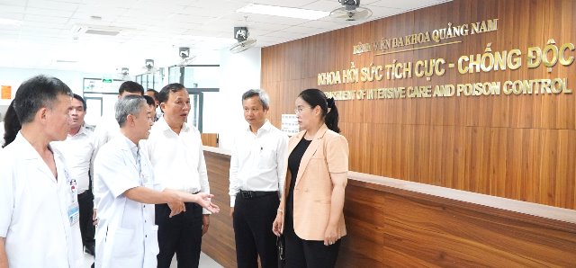 L&atilde;nh đạo Bệnh viện Đa khoa Quảng Nam b&aacute;o c&aacute;o c&ocirc;ng t&aacute;c chuẩn bị vận h&agrave;nh c&ocirc;ng tr&igrave;nh với l&atilde;nh đạo TP. Đ&agrave; Nẵng