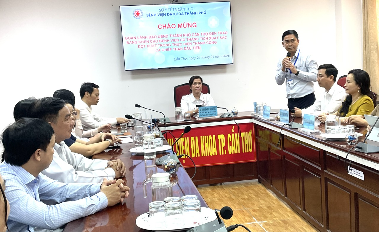 &Ocirc;ng L&yacute; Hồng Khi&ecirc;m Gi&aacute;m đốc Bệnh viện Đa khoa TP. Cần Thơ th&ocirc;ng tin về ca gh&eacute;p thận đầu ti&ecirc;n th&agrave;nh c&ocirc;ng