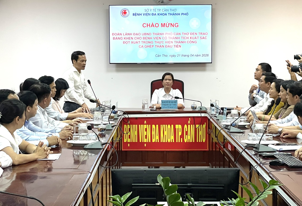 TS Ho&agrave;ng Quốc Cường Gi&aacute;m đốc Sở Y tế TP. Cần Thơ ph&aacute;t biểu đề nghị Bệnh viện Đa khoa Cần Thơ quyết t&acirc;m, đo&agrave;n kết thực hiện tốt nhiệm vụ cao cả gh&eacute;p thận cho người suy thận m&atilde;n t&iacute;nh, để t&aacute;i sinh cho nh&acirc;n