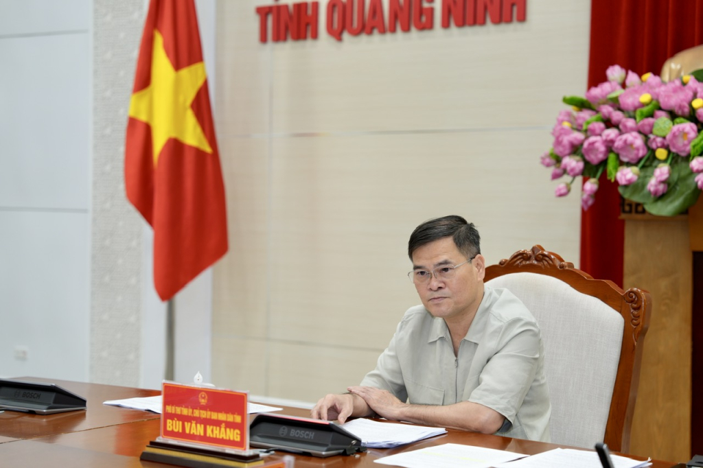 &Ocirc;ng B&ugrave;i Văn Khắng, Ph&oacute; B&iacute; thư Tỉnh ủy, Chủ tịch UBND tỉnh Quảng Ninh chủ tr&igrave; họp