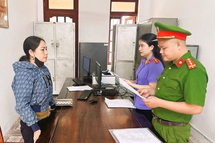 Cơ quan điều tra tống đạt quyết định khởi tố bị can đối với Phạm Thị Thiết