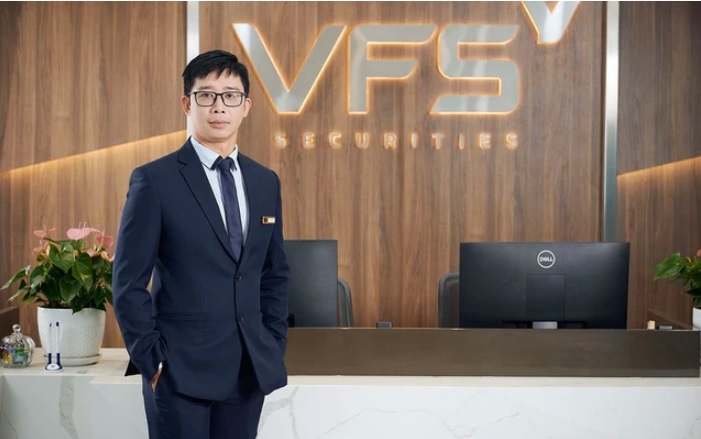 &ocirc;ng Nguyễn Minh Ho&agrave;ng &ndash; Gi&aacute;m đốc ph&acirc;n t&iacute;ch đầu tư tăng trưởng &ndash; C&ocirc;ng ty Chứng kho&aacute;n Nhất Việt (VFS) nhận định: &ldquo;Quyết định của FTSE Russell về việc x&aacute;c nhận lộ tr&igrave;nh n&acirc;ng hạng thị trường chứng kho&aacute;n Việt Nam l&ecirc;n nh&oacute;m Secondary Emerging Market l&agrave; một bước tiến quan trọng, phản &aacute;nh những cải thiện r&otilde; n&eacute;t về quy m&ocirc;, chất lượng vận h&agrave;nh v&agrave; khung ph&aacute;p l&yacute; của thị trường trong thời gian qua.