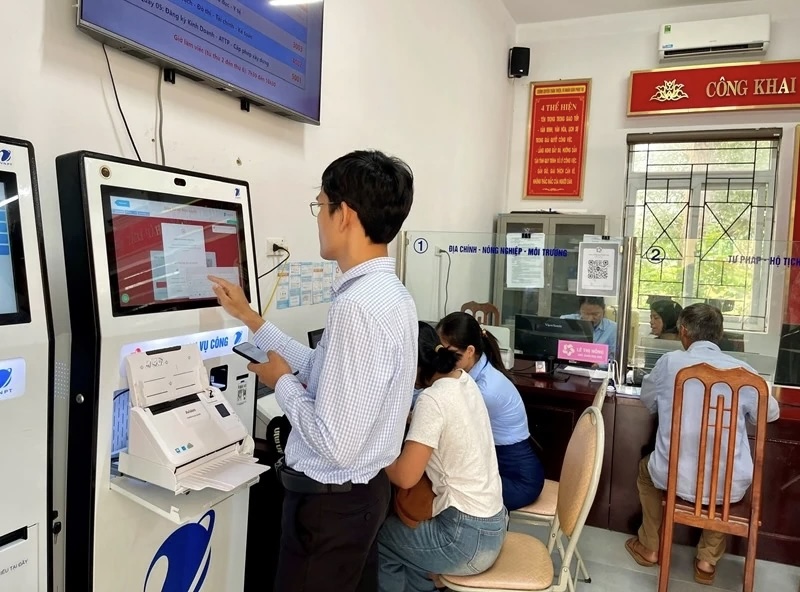 Th&agrave;nh vi&ecirc;n đo&agrave;n gi&aacute;m s&aacute;t khảo s&aacute;t thực tế tại Trung t&acirc;m Phục vụ h&agrave;nh ch&iacute;nh c&ocirc;ng phường Tr&uacute;c L&acirc;m.