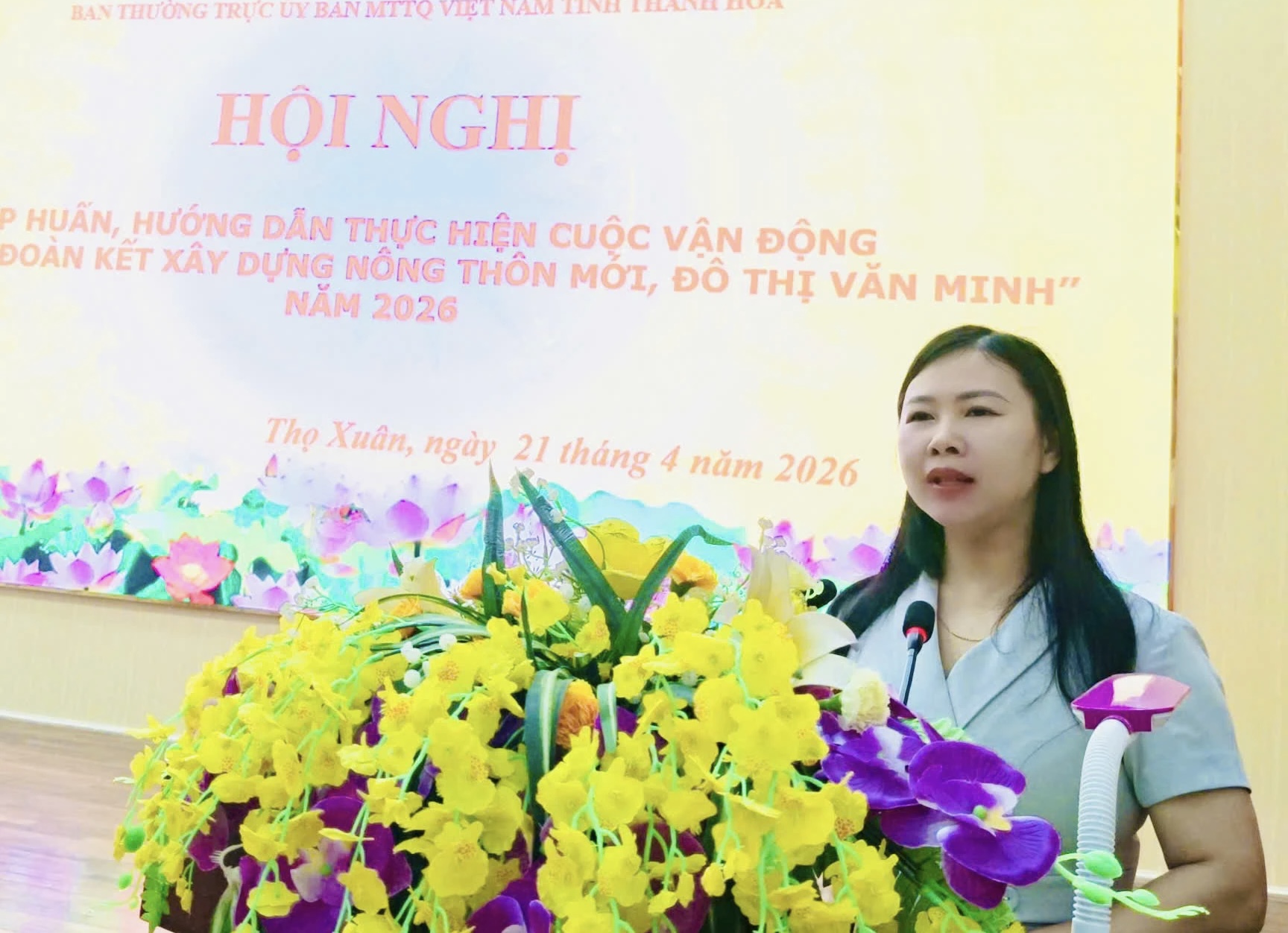 B&agrave; Nguyễn Thị Phương, Ph&oacute; Chủ tịch Ủy ban MTTQ tỉnh truyền đạt chuy&ecirc;n đề: &ldquo;Vai tr&ograve; của MTTQ v&agrave; c&aacute;c tổ chức ch&iacute;nh trị, x&atilde; hội trong thực hiện cuộc vận động &ldquo;To&agrave;n d&acirc;n đo&agrave;n kết x&acirc;y dựng n&ocirc;ng th&ocirc;n mới, đ&ocirc; thị văn minh&rdquo;.
