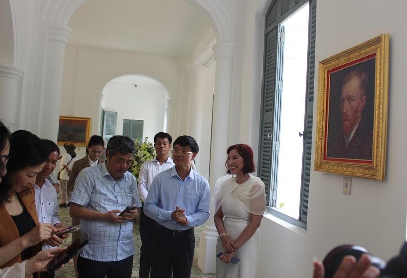 C&aacute;c đại biểu kh&aacute;ch mời tham quan triển l&atilde;m