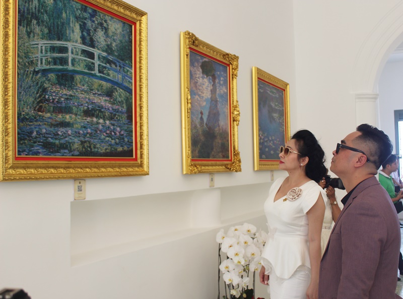 Kh&aacute;ch mời tham quan kh&ocirc;ng gian trưng b&agrave;y c&aacute;c t&aacute;c phẩm hội họa