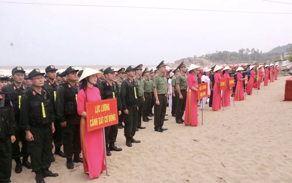 C&aacute;c c&aacute;n bộ, chiến sĩ tham dự lễ ra qu&acirc;n bảo đảm an ninh trật tự v&agrave; cuộc diễn tập.