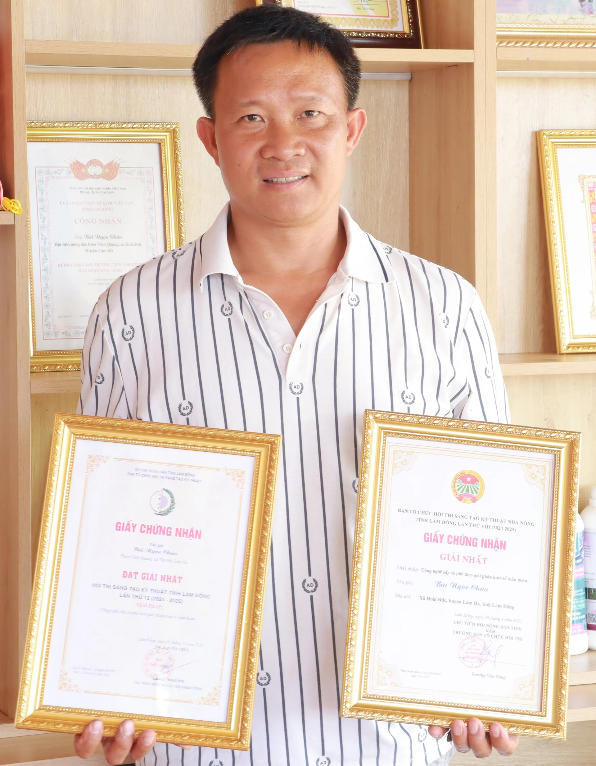 Anh B&ugrave;i Ngọc Ch&acirc;u b&ecirc;n 2 chứng nhận Giải Nhất của Hội thi S&aacute;ng tạo kỹ thuật tỉnh L&acirc;m Đồng lần thứ 12 v&agrave; Hội thi S&aacute;ng tạo kỹ thuật nh&agrave; n&ocirc;ng tỉnh L&acirc;m Đồng lần thứ VIII.