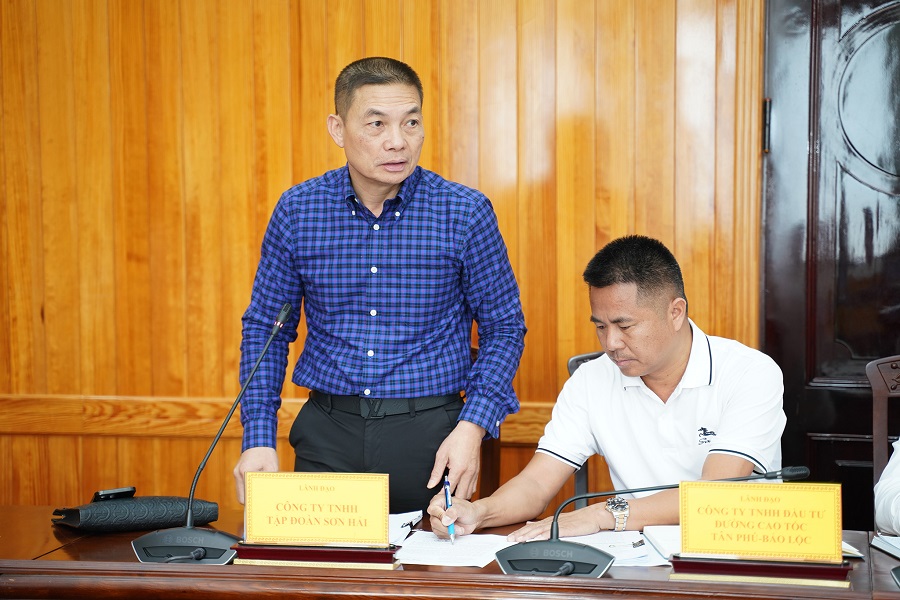 &Ocirc;ng Nguyễn Viết Hải &ndash; Chủ tịch Tập đo&agrave;n Sơn Hải b&aacute;o c&aacute;o tại buổi l&agrave;m việc