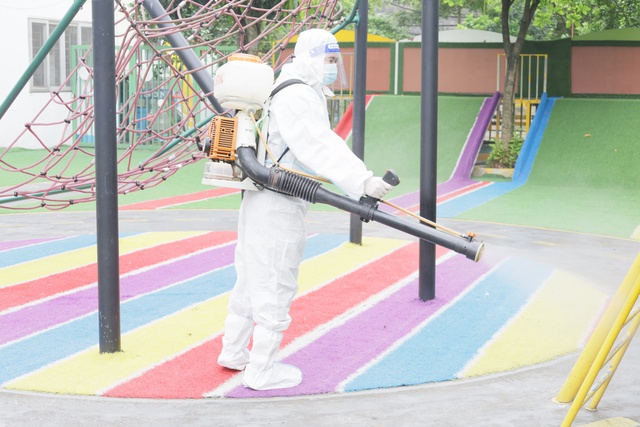 Phun khử khuẩn nhằm vệ sinh m&ocirc;i trường, ph&ograve;ng chống dịch bệnh hiệu quả (Ảnh: VGP/Thiện T&acirc;m)