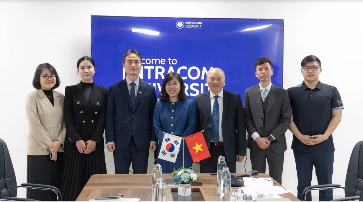 Trường Đại học Intracom đ&atilde; c&oacute; buổi l&agrave;m việc với Đại sứ qu&aacute;n H&agrave;n Quốc tại Việt Nam nhằm trao đổi v&agrave; th&uacute;c đẩy c&aacute;c nội dung hợp t&aacute;c trong lĩnh vực đ&agrave;o tạo, học bổng, ph&aacute;t triển nguồn nh&acirc;n lực chất lượng cao v&agrave; kết nối quốc tế. Ảnh: Intracom