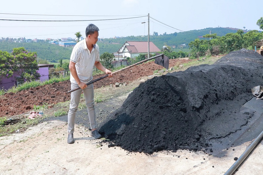 Sản phẩm than hoạt t&iacute;nh được tạo ra trong qu&aacute; tr&igrave;nh sấy c&agrave; ph&ecirc; được anh Ch&acirc;u d&ugrave;ng để cải tạo đất trong trang trại.