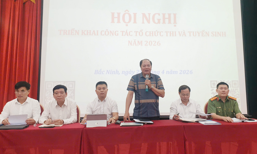 Đồng ch&iacute; Tạ Việt H&ugrave;ng, Tỉnh ủy vi&ecirc;n, Gi&aacute;m đốc Sở Gi&aacute;o dục v&agrave; Đ&agrave;o tạo chủ tr&igrave; hội nghị.