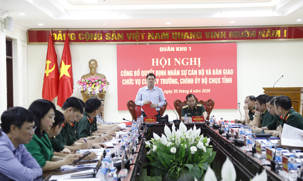 Đồng ch&iacute; Nguyễn Hồng Th&aacute;i v&agrave; Trung tướng Trương Mạnh Dũng chủ tr&igrave; hội nghị.