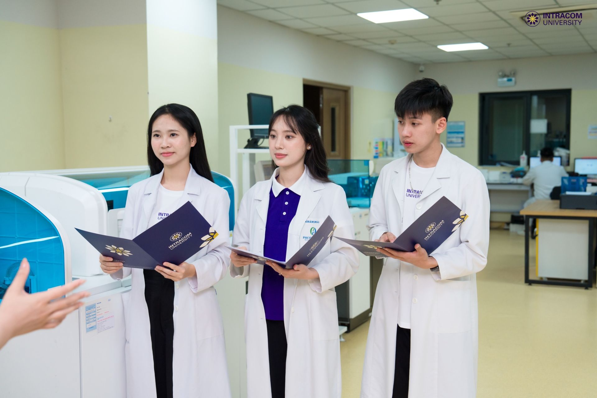 Sinh vi&ecirc;n Khoa Y - Dược Trường Đại học Intracom được thực tập trực tiếp ngay tại Bệnh viện Phương Đ&ocirc;ng. Ảnh: Intracom