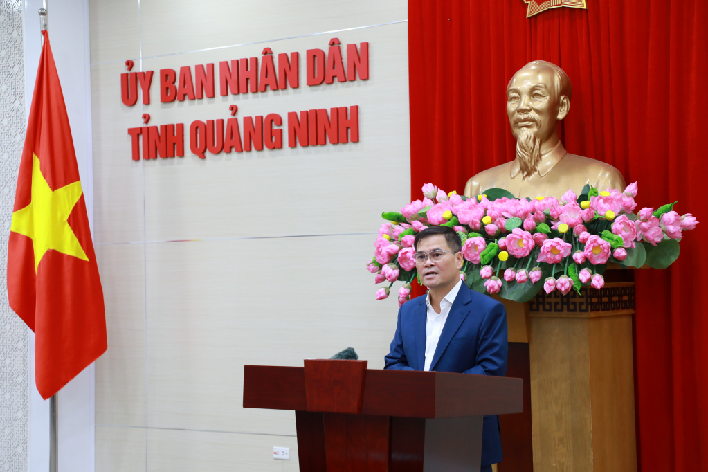 &Ocirc;ng B&ugrave;i Văn Khắng, Ph&oacute; B&iacute; thư Tỉnh ủy, Chủ tịch UBND tỉnh Quảng Ninh ph&aacute;t biểu tại hội nghị