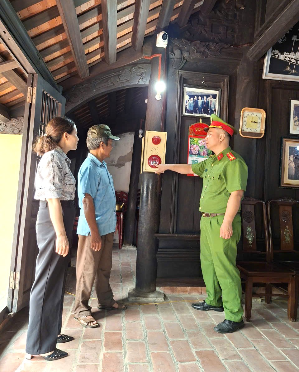 Đội Chữa ch&aacute;y v&agrave; cứu nạn, cứu hộ khu vực Xu&acirc;n Trường&nbsp;vừa phối hợp với Trung t&acirc;m dịch vụ sự nghiệp c&ocirc;ng x&atilde; Xu&acirc;n Hồng&nbsp;triển khai đẩy mạnh&nbsp;c&aacute;c biện ph&aacute;p bảo đảm an to&agrave;n ph&ograve;ng ch&aacute;y, chữa ch&aacute;y