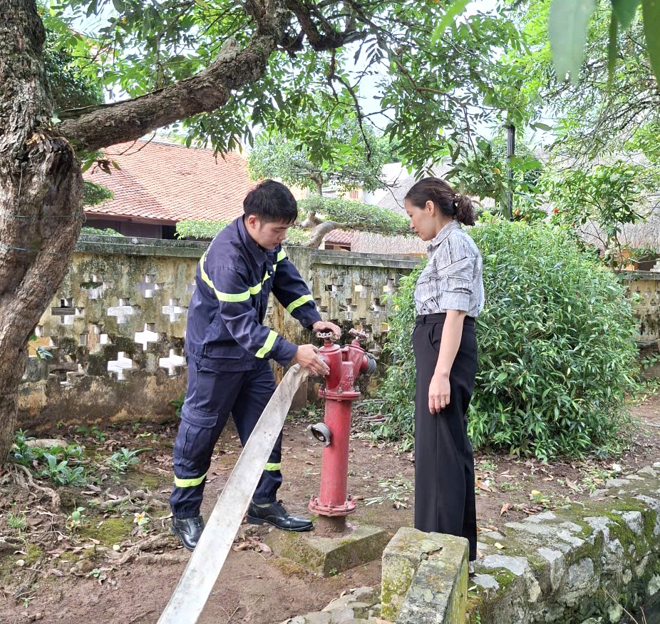 Hướng dẫn c&aacute;n bộ, nh&acirc;n vi&ecirc;n Trung t&acirc;m dịch vụ sự nghiệp c&ocirc;ng x&atilde; Xu&acirc;n Hồng nhận diện c&aacute;c nguy cơ tiềm ẩn dẫn đến ch&aacute;y, nổ, đặc biệt trong điều kiện c&ocirc;ng tr&igrave;nh chủ yếu bằng vật liệu gỗ, c&oacute; nhiều hiện vật gi&aacute; trị cần được bảo vệ nghi&ecirc;m ngặt