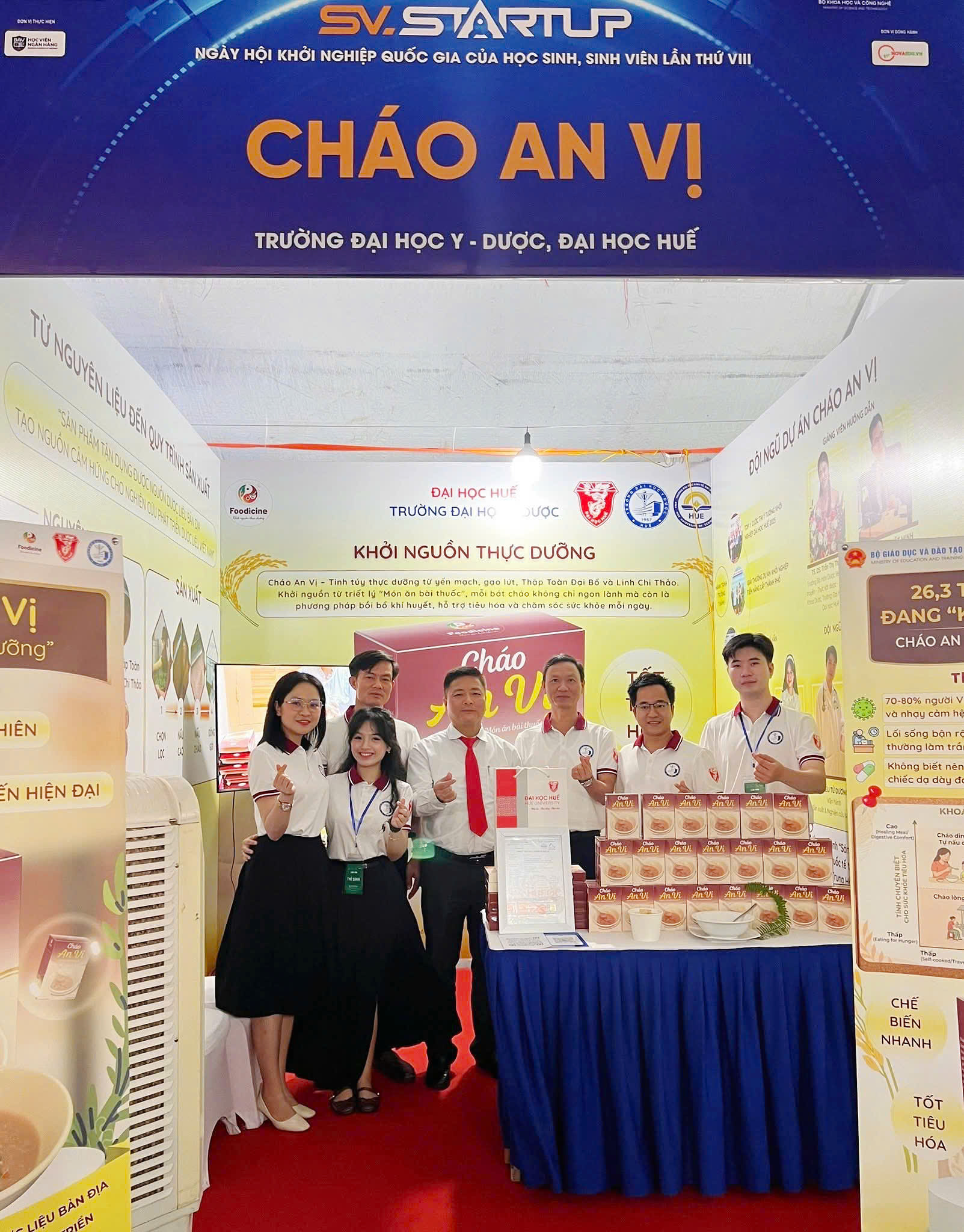 TS. B&ugrave;i Văn Lợi - Ph&oacute; Gi&aacute;m đốc phụ tr&aacute;ch Đại học Huế c&ugrave;ng nh&oacute;m dự &aacute;n &ldquo;Ch&aacute;o An Vị&rdquo; chụp ảnh tại Ng&agrave;y hội Khởi nghiệp quốc gia của học sinh, sinh vi&ecirc;n lần thứ VIII