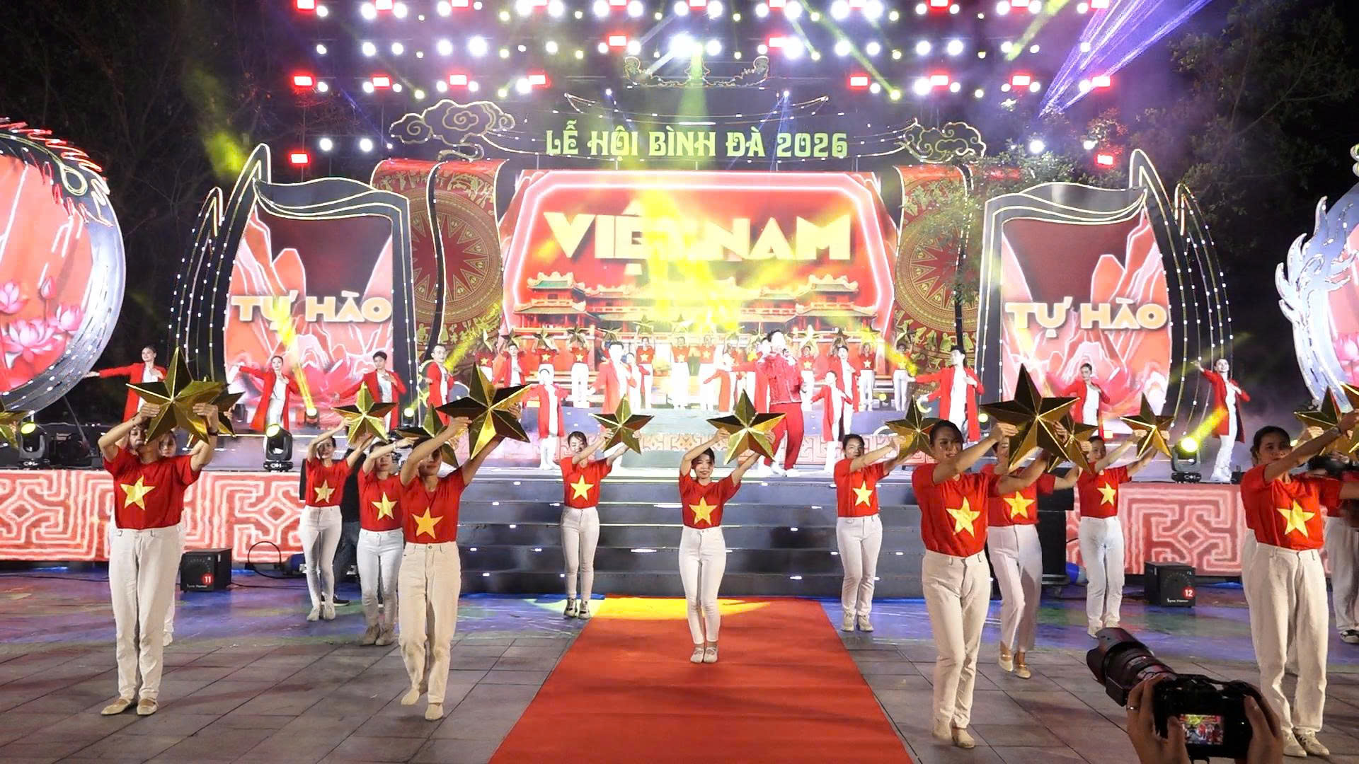 Chương tr&igrave;nh khai mạc được d&agrave;n dựng c&ocirc;ng phu