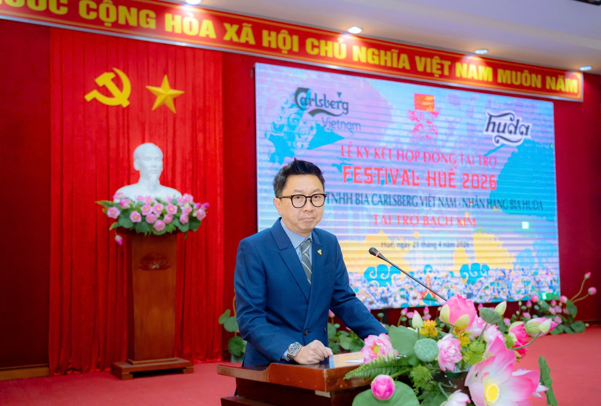 &Ocirc;ng Andrew Khan TGĐ Carlsberg Việt Nam ph&aacute;t biểu tại lễ k&yacute; kết t&agrave;i trợ