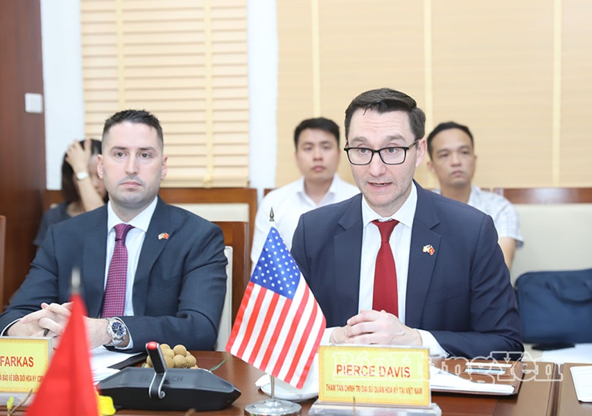 &Ocirc;ng Pierce Davis, Tham t&aacute;n Ch&iacute;nh trị Đại sứ qu&aacute;n Hoa Kỳ tại Việt Nam ph&aacute;t biểu tại buổi l&agrave;m việc.