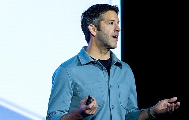 John Ternus, người kế nhiệm CEO Tim Cook tại Apple (Ảnh: Bloomberg)