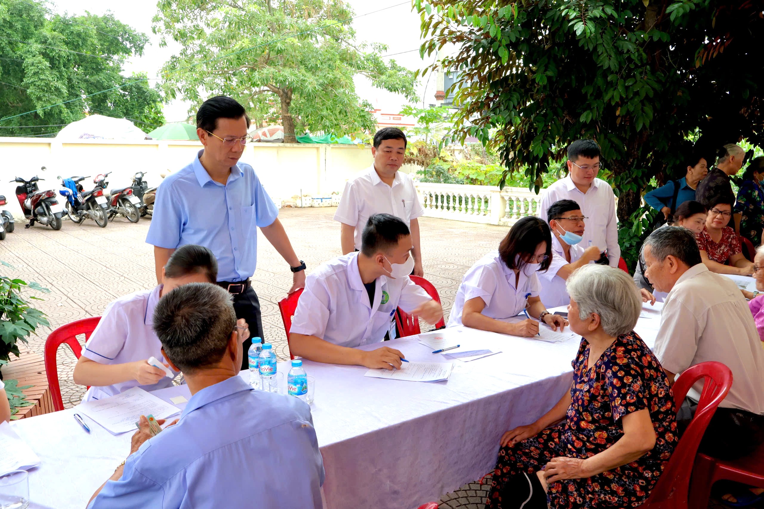 &aacute;c đồng ch&iacute; l&atilde;nh đạo phường kiểm tra c&ocirc;ng t&aacute;c kh&aacute;m sức khỏe cho người cao tuổi.