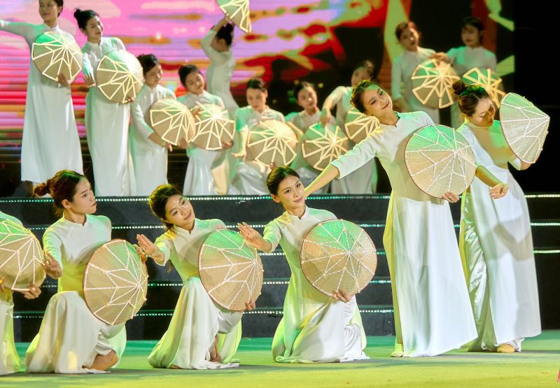 Lễ hội du lịch biển năm 2024 với chương tr&igrave;nh nghệ thuật đặc sắc với chủ đề: &ldquo;Sầm Sơn - Rực rỡ sắc m&agrave;u&rdquo;