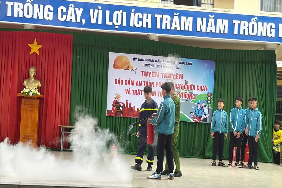 Sau phần l&yacute; thuyết, học sinh v&agrave; gi&aacute;o vi&ecirc;n được trực tiếp tham gia thực h&agrave;nh dập tắt đ&aacute;m ch&aacute;y giả định bằng b&igrave;nh bột v&agrave; b&igrave;nh CO₂.