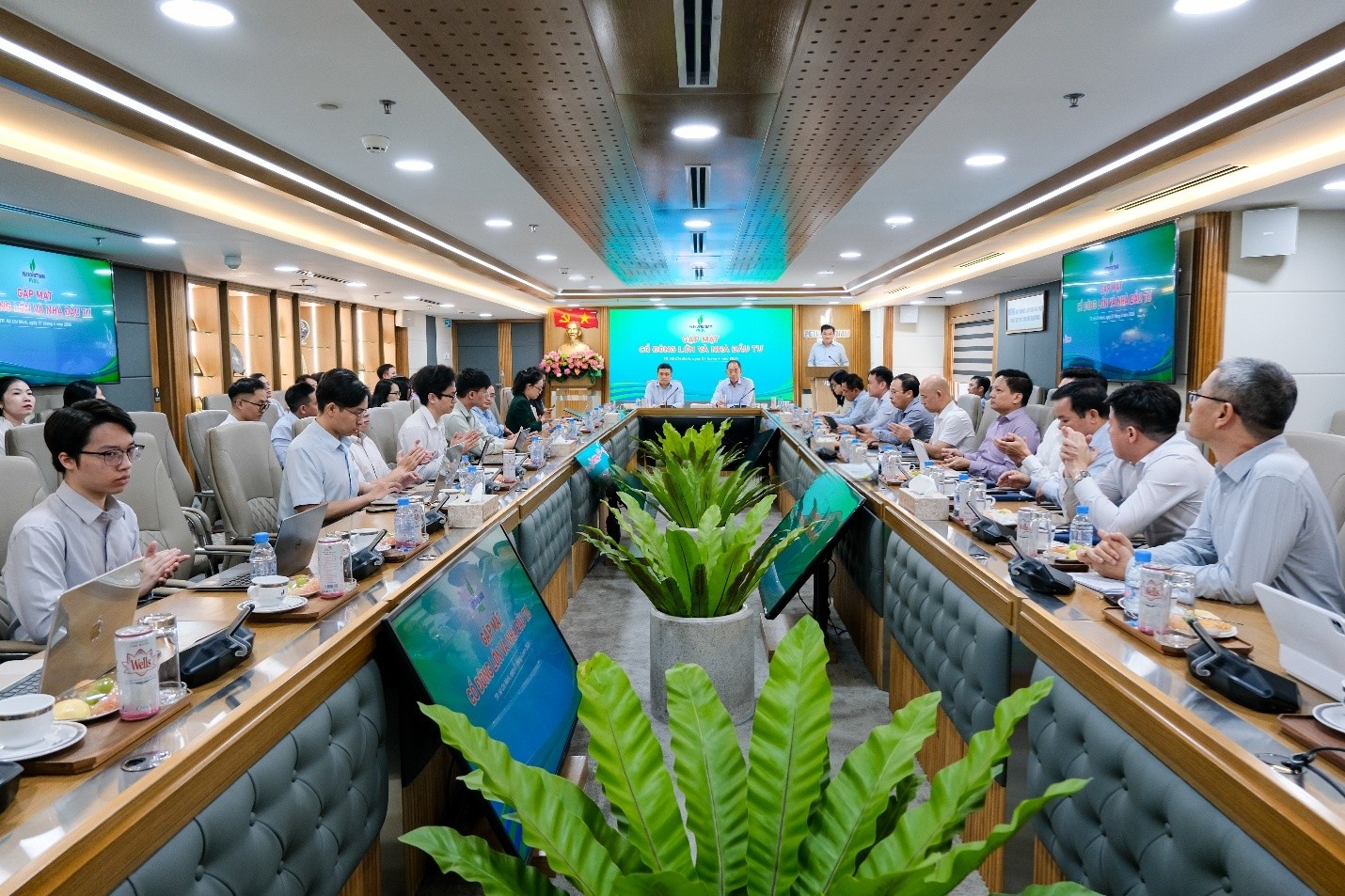 To&agrave;n cảnh buổi gặp mặt trước thềm ĐHĐCĐ thường ni&ecirc;n năm 2026 của PVOIL.