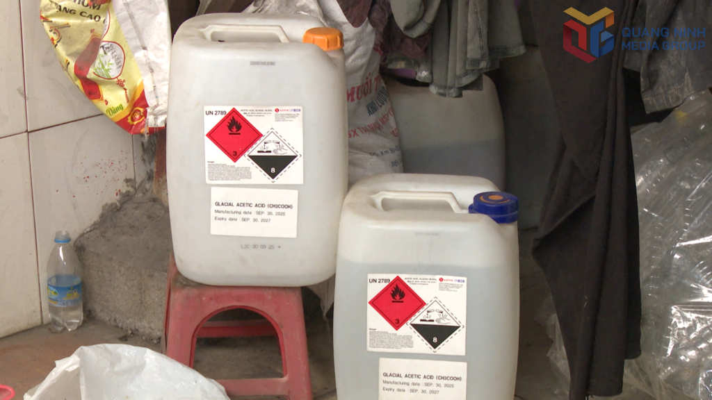 2 can nhựa chứa axit acetic được ph&aacute;t hiện tại cơ sở sản xuất giấm tại C&ocirc;ng ty TNHH MTV Tuấn Hằng.