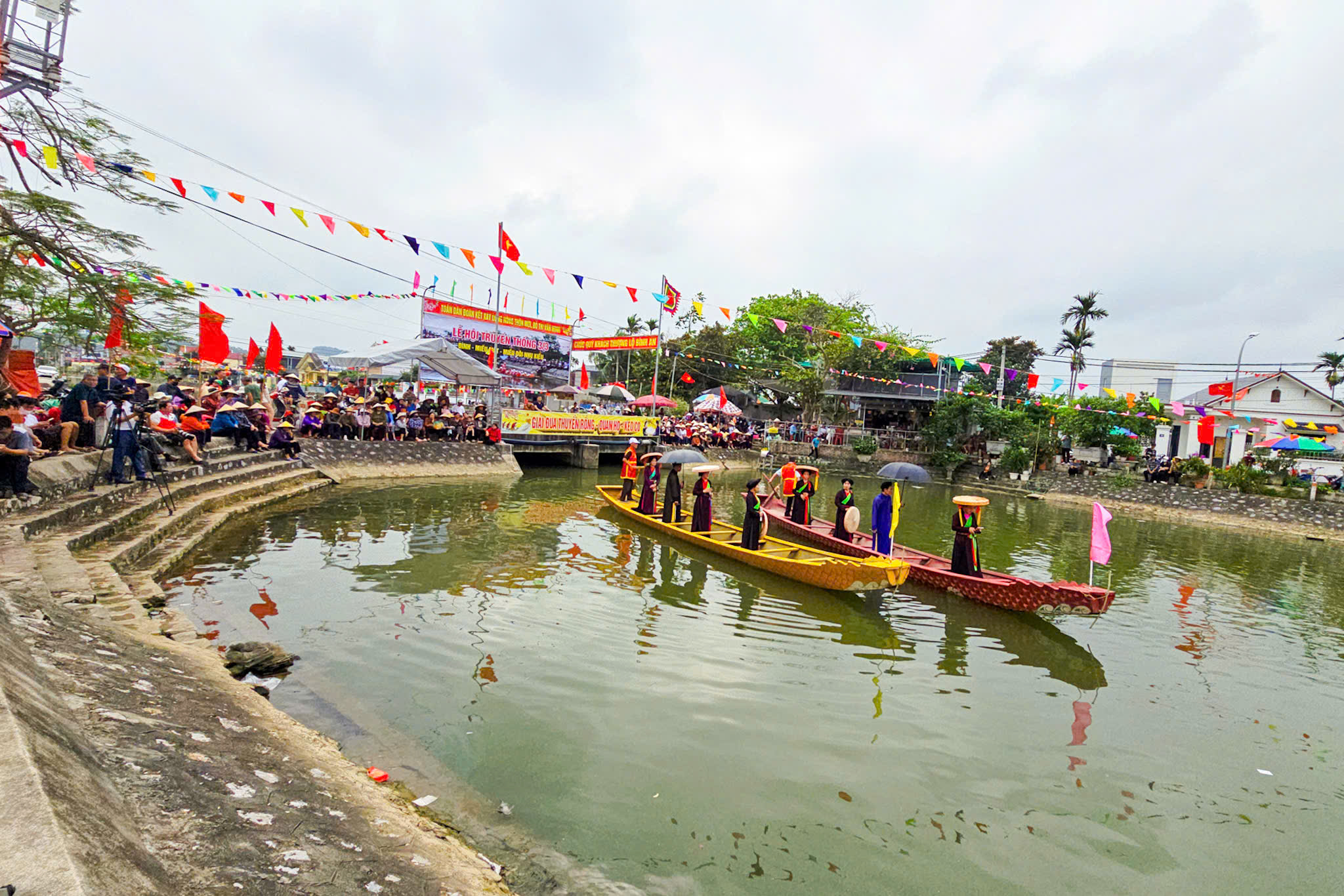 Chương tr&igrave;nh nghệ thuật thu h&uacute;t đ&ocirc;ng đảo Nh&acirc;n d&acirc;n v&agrave; du kh&aacute;ch.