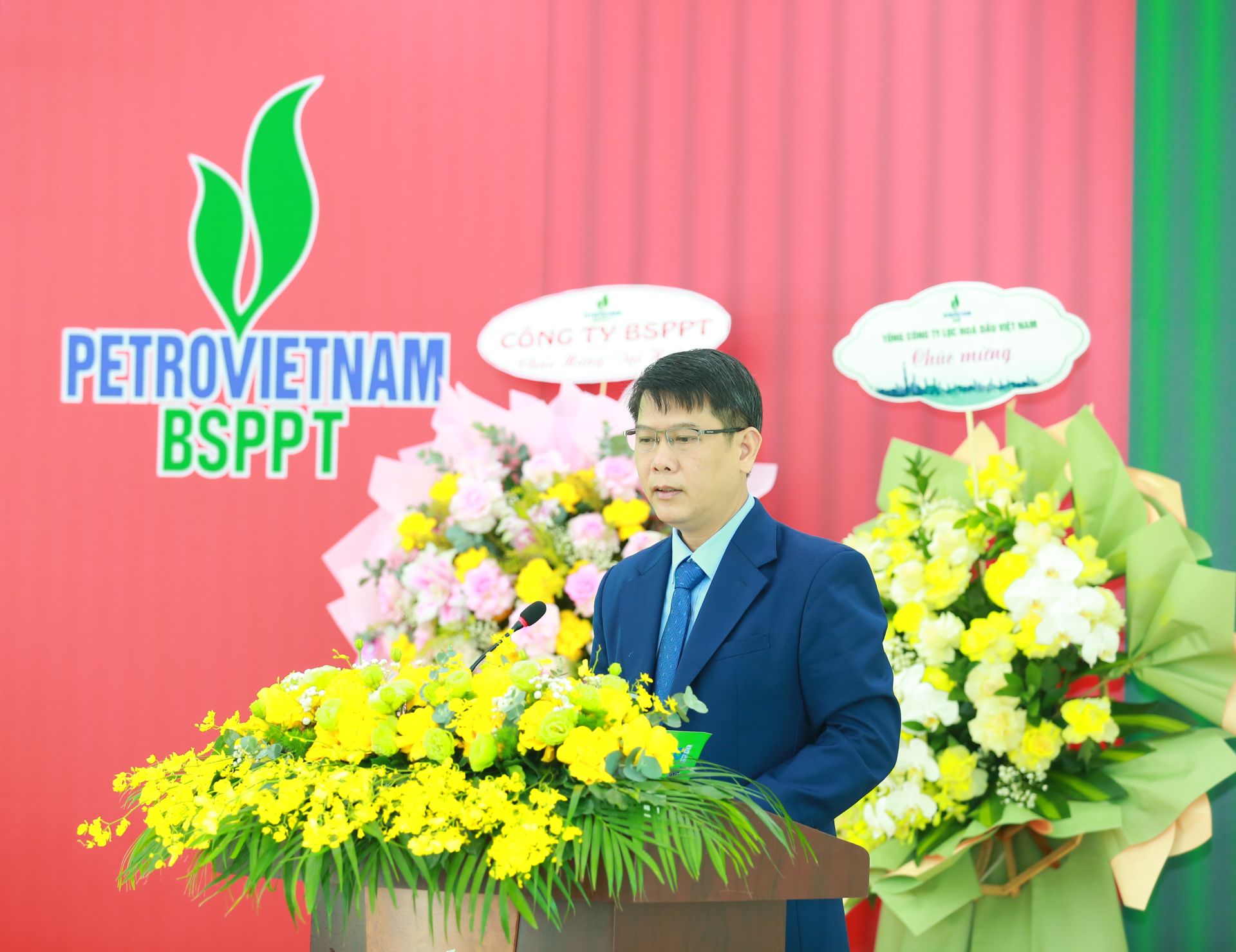 &Ocirc;ng B&ugrave;i T&aacute; Vũ - Chủ tịch HĐQT tr&igrave;nh b&agrave;y B&aacute;o c&aacute;o hoạt động của Hội đồng quản trị năm 2025 v&agrave; phương hướng, nhiệm vụ năm 2026