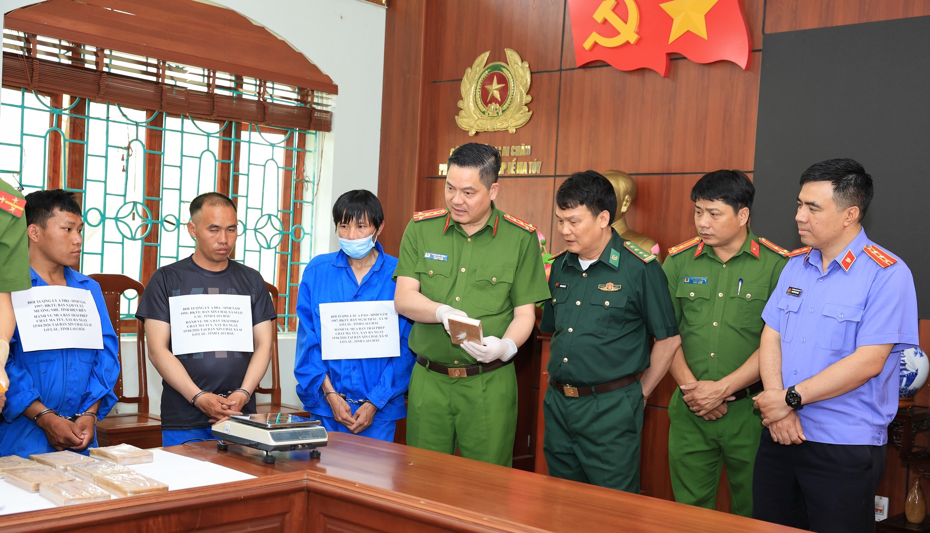 Lai Châu: Khen thưởng lực lượng triệt phá đường dây mua bán 9 bánh heroin