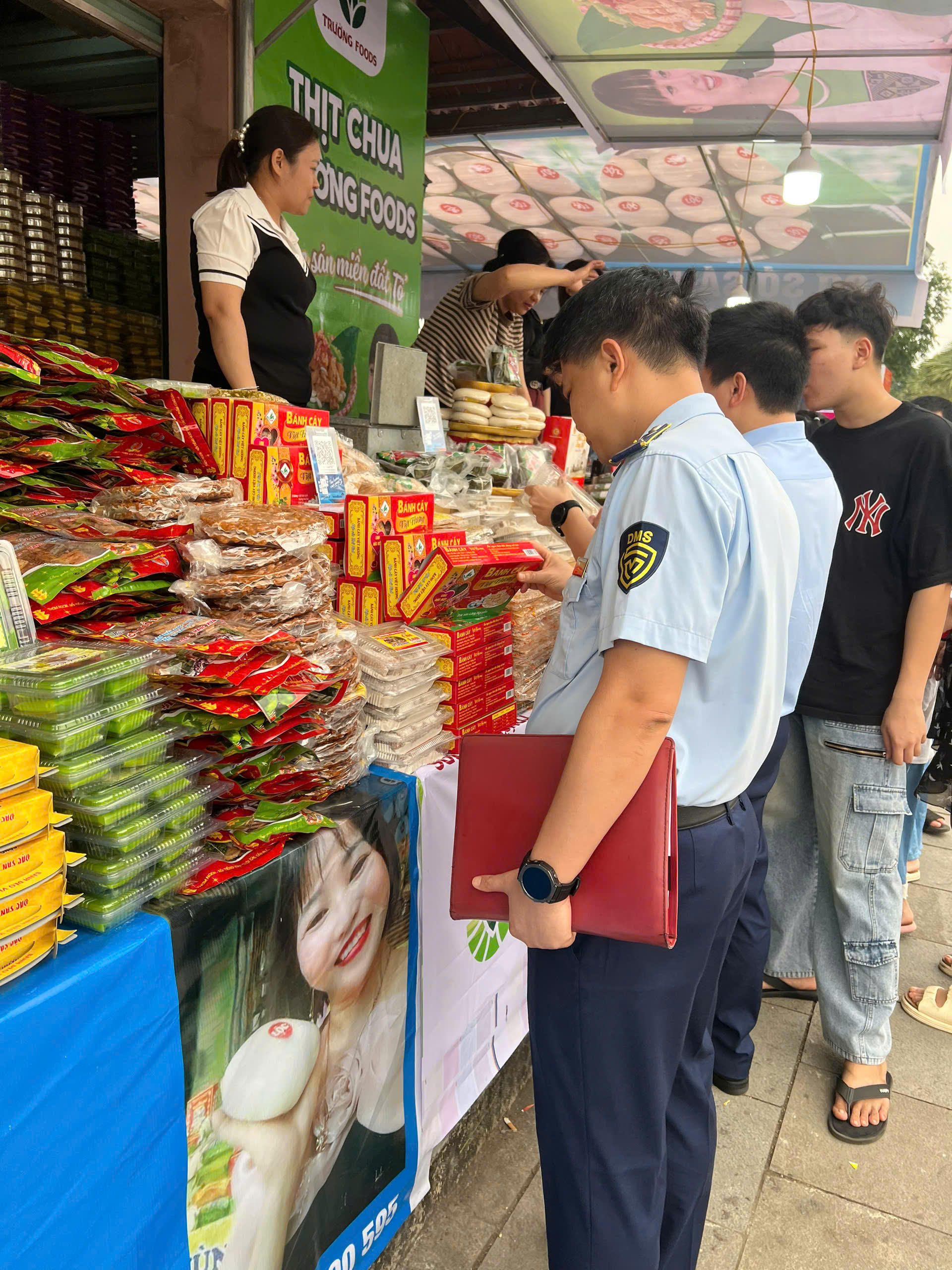 Lực lượng Quản l&yacute; thị trường tỉnh Ph&uacute; Thọ kiểm tra, gi&aacute;m s&aacute;t hoạt động kinh doanh tại c&aacute;c cơ sở xung quanh khu vực diễn ra lễ hội