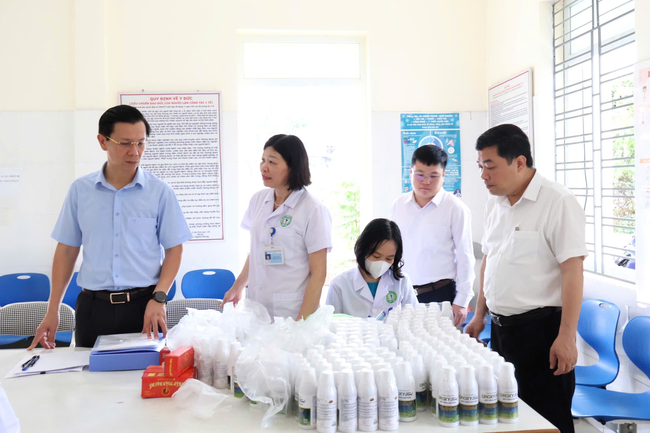 C&aacute;c đồng ch&iacute; l&atilde;nh đạo phường kiểm tra c&ocirc;ng t&aacute;c kh&aacute;m sức khỏe cho người cao tuổi.