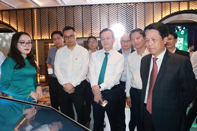 Ảnh 4: C&aacute;c đại biểu tham quan khu trưng b&agrave;y hệ sinh th&aacute;i số tại BIDV Leadership Summit 2026