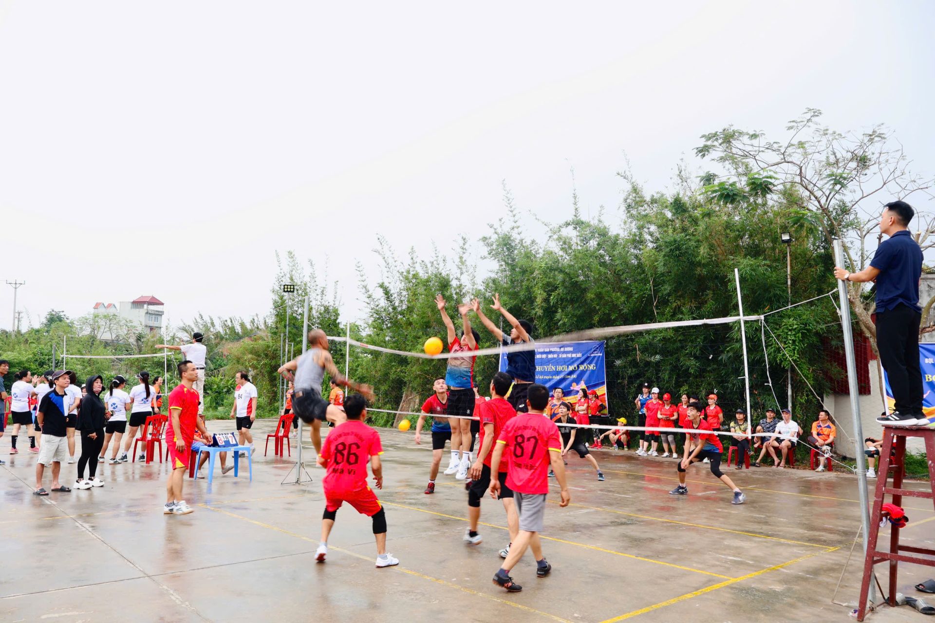 Giải b&oacute;ng chuyền hơi trong khu&ocirc;n khổ Lễ hội.