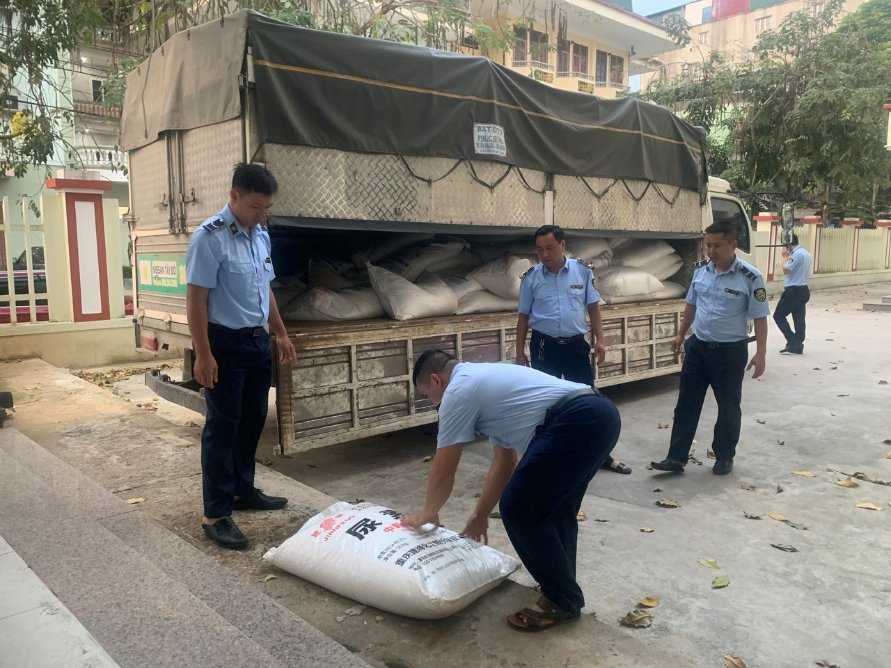 Tuyên Quang: Ngăn chặn phương tiện vận chuyển hơn 4 tấn phân bón nghi nhập lậu
