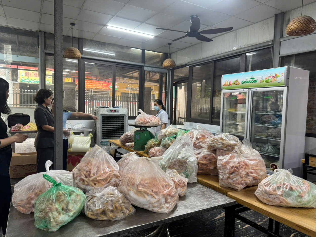 Hà Nội: Xử phạt cơ sở kinh doanh tàng trữ 160 kg chân gà không rõ nguồn gốc