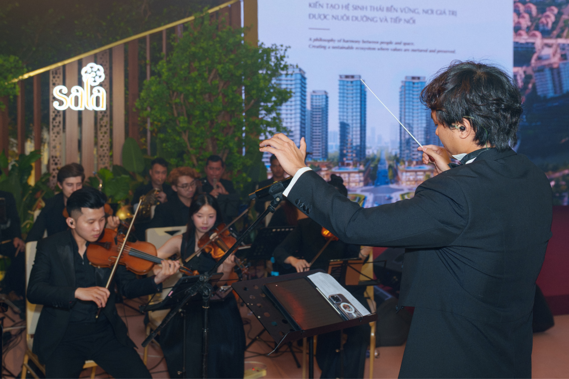 D&agrave;n nhạc giao hưởng Dustin Ti&ecirc;u tr&igrave;nh diễn tại sự kiện