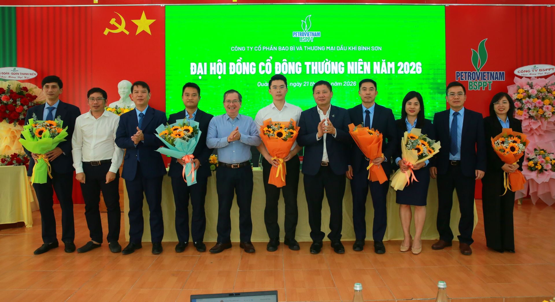 L&atilde;nh đạo BSR v&agrave; BSPPT tặng hoa ch&uacute;c mừng c&aacute;c &ocirc;ng/b&agrave; vừa được bầu v&agrave;o HĐQT v&agrave; Ban Kiểm so&aacute;t nhiệm kỳ mới