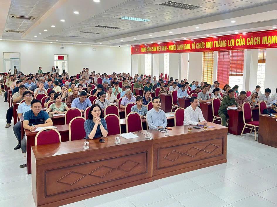 Đ&ocirc;ng đảo th&agrave;nh vi&ecirc;n Tổ chuyển đổi số cộng đồng tham gia lớp tập huấn, trao đổi v&agrave; thực h&agrave;nh c&aacute;c kỹ năng số phục vụ triển khai tại địa b&agrave;n d&acirc;n cư.