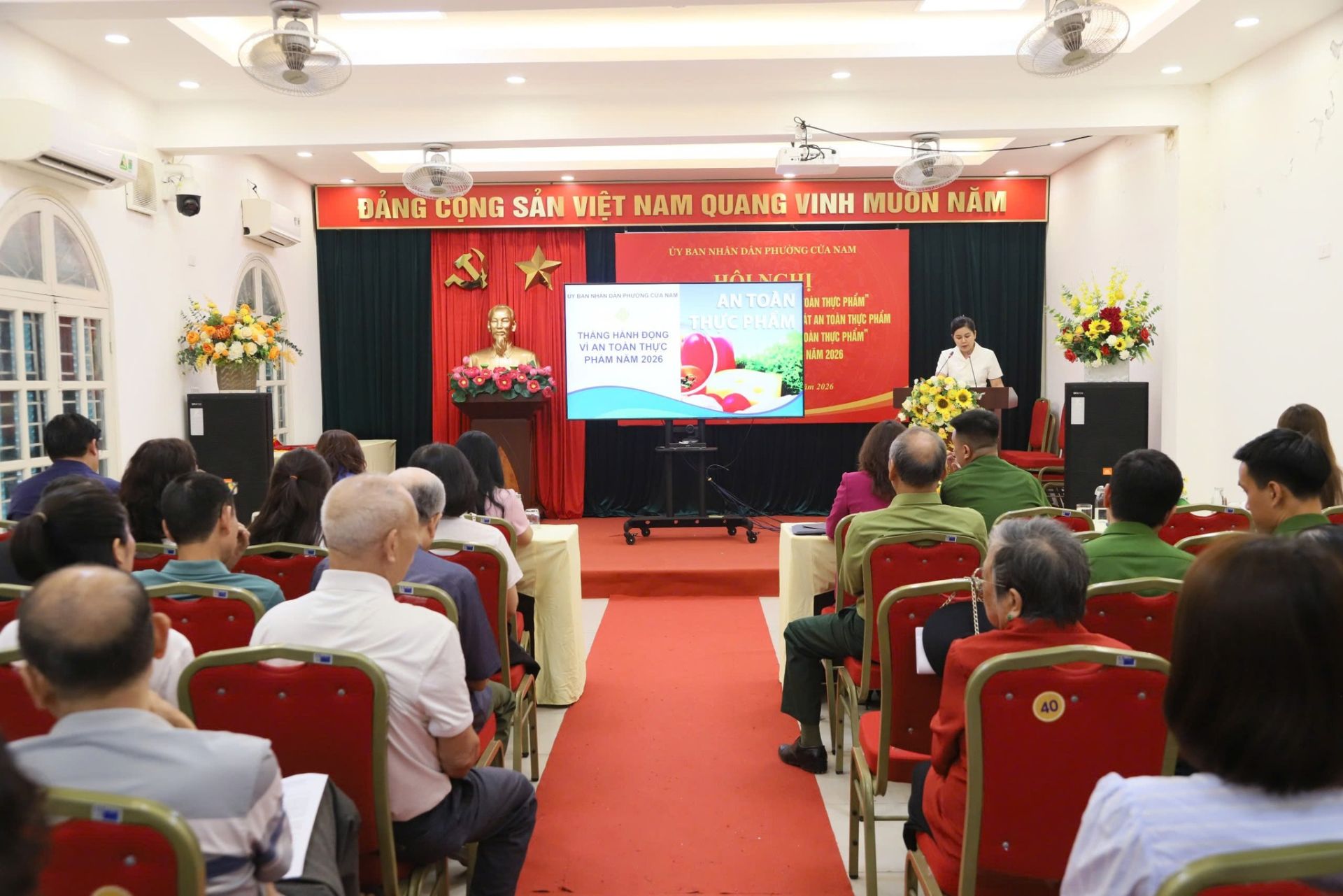 To&agrave;n cảnh hội nghị triển khai Th&aacute;ng H&agrave;nh động v&igrave; an to&agrave;n thực phẩm năm 2026 tại phường Cửa Nam, với sự tham gia của đ&ocirc;ng đảo đại biểu v&agrave; lực lượng chức năng.